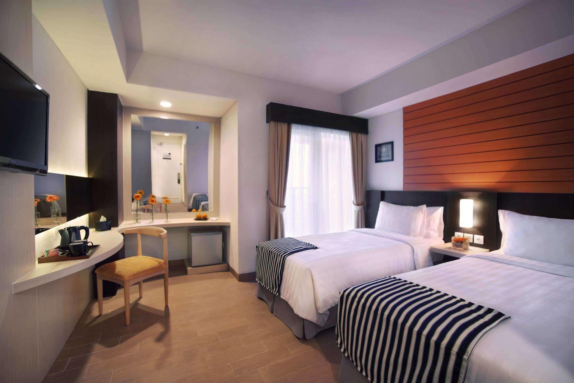 Vega Hotel Gading Serpong Buitenkant foto